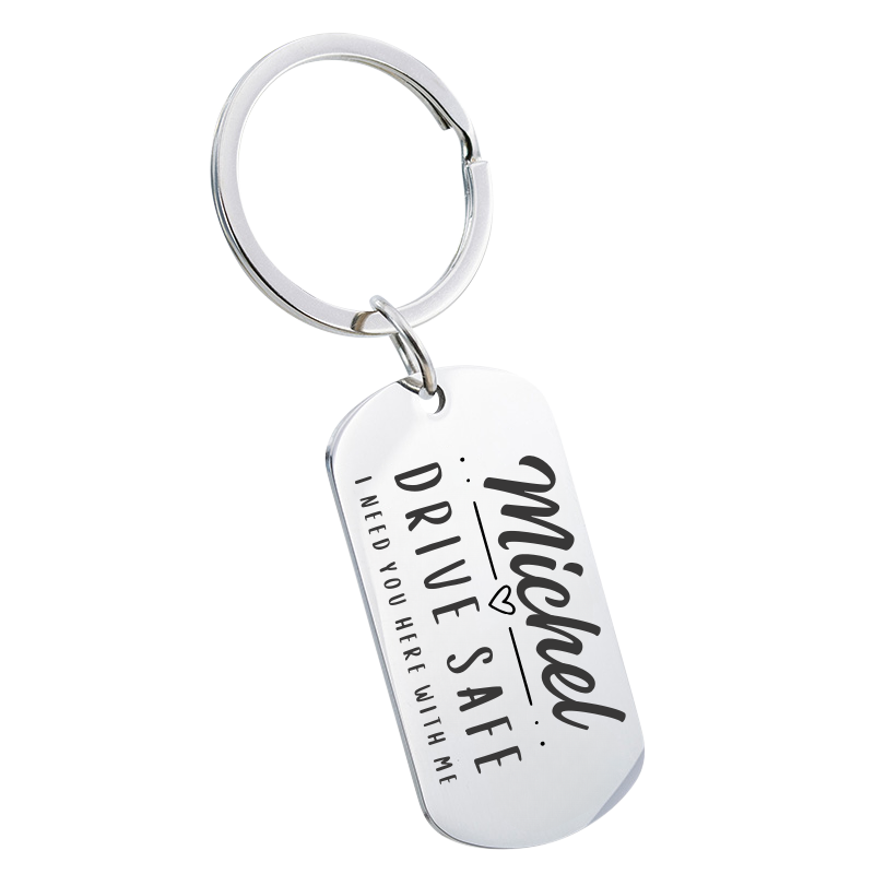 Llavero grabado personalizado con el mensaje "Conduce con cuidado" y nombre personalizado